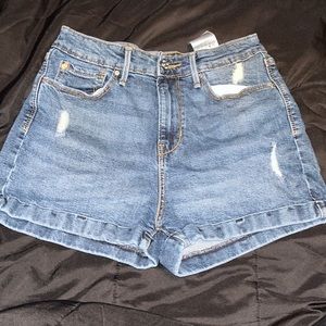 Levi’s Mom Jean Shorts